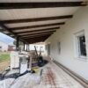 50 m²-es terasz és tágas kert családbarát kialakítással