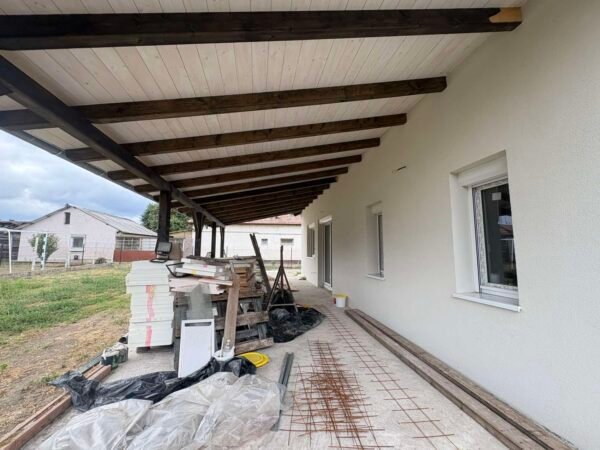 50 m²-es terasz és tágas kert családbarát kialakítással